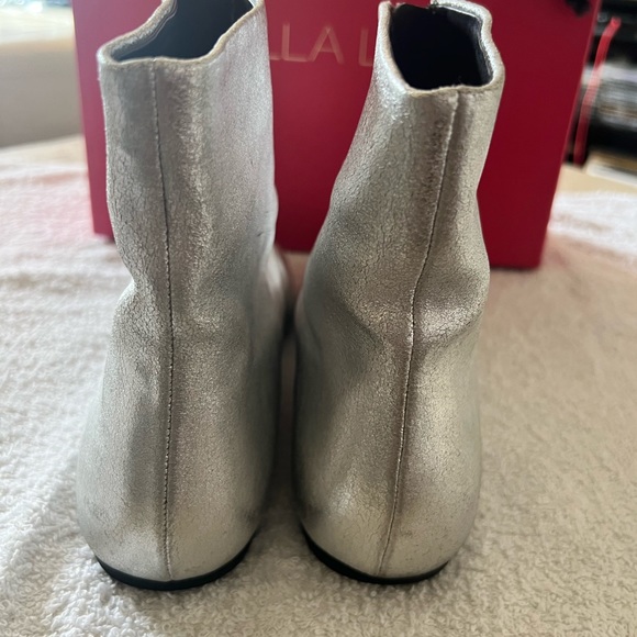 SILVER METALLIC LEATHER ANKLE BOOTIES BY STELLA LUNA… SIZE 40/9.5… - Picture 9 of 15